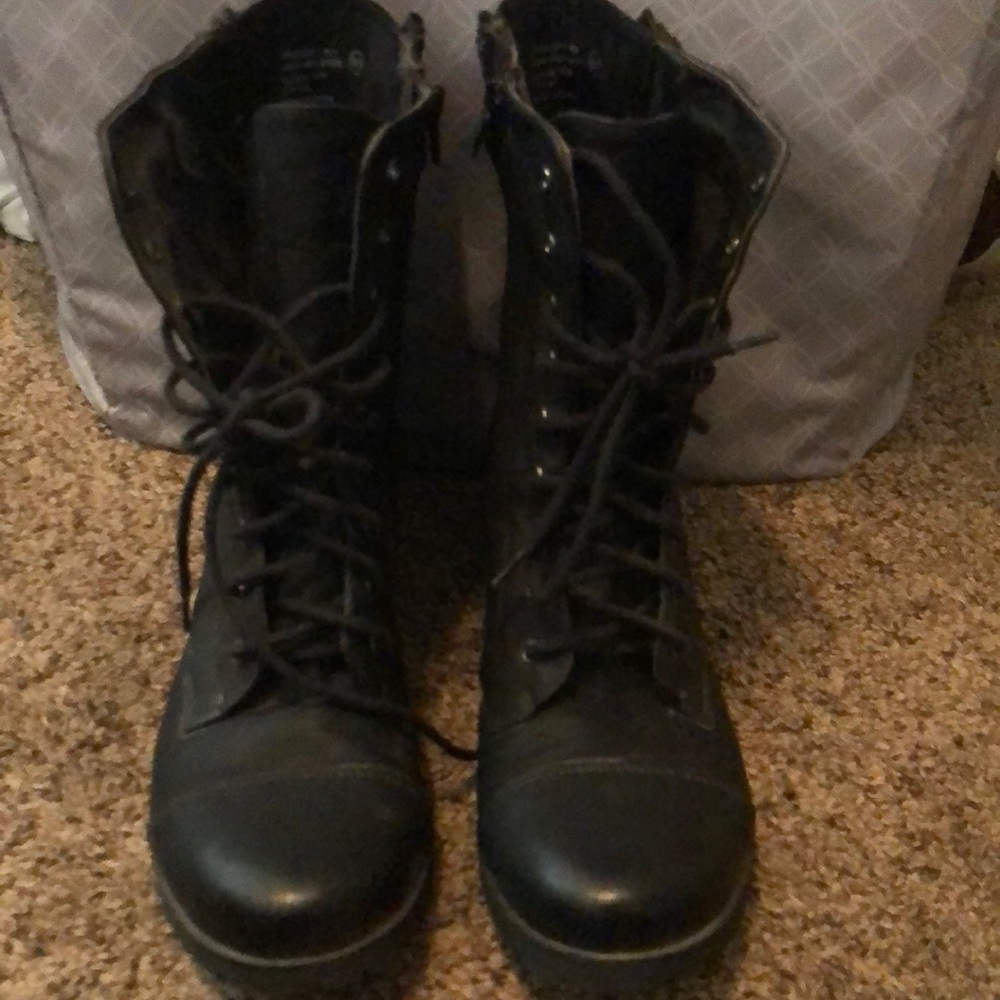 Zipper detailed combat boots